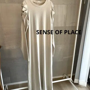 센스 오브 플레이스 볼륨 슬리브 아이라인 컷 원피스 베이지