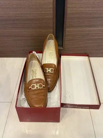 Ferragamo 브라운 로퍼 낮은 힐