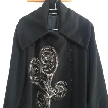 토쿠코 프리미어볼 울 자수 블랙 롱 코트