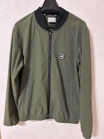 뉴발란스 시티 나일론 자켓 올리브