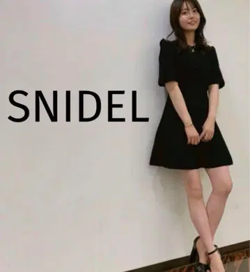 SNIDEL 블랙 반팔 무릎 기장 원피스