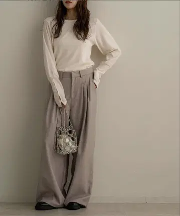 아이보리 긴팔 상의