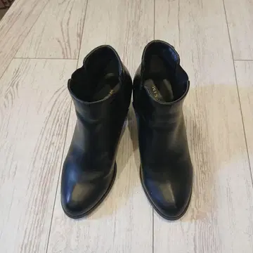 LEPSIM 블랙 가죽 숏부츠 중간 힐