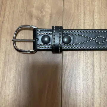 AKER 스티치 장식 블랙 가죽 벨트
