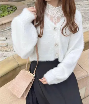 페더 반짝이 버튼 가디건 apresjour