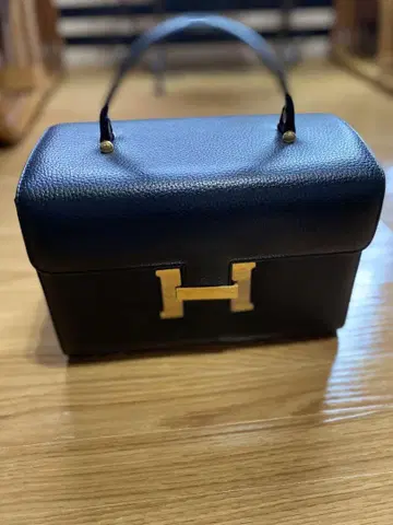 블랙 가죽 H 로고 숄더백