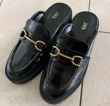 ZARA 블랙 사보 샌들 골드 장식 23.5