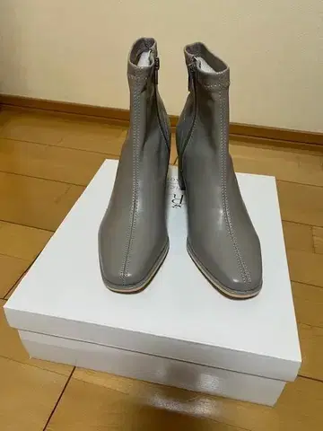 미사용 그레이 앵클부츠 가죽 중간 굽