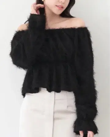 Ambient 앰비언트 오프숄더 페더 블라우스
