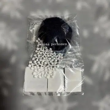 미나 페르호넨 브로치 balle navy 2025