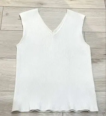 UNITED ARROWS 화이트 V넥 슬리브리스