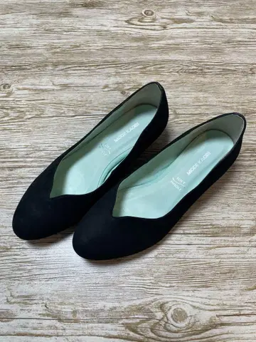 [모드카올리] 블랙 스웨이드 V컷 펌프스