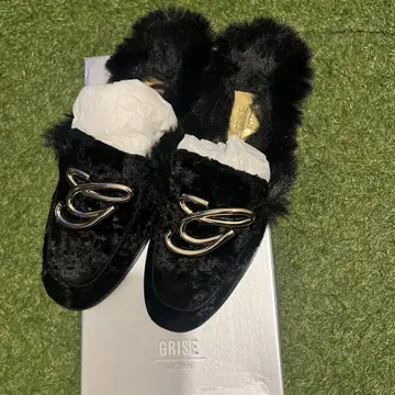 GRISE 메탈 모티브 슬리퍼 블랙 퍼