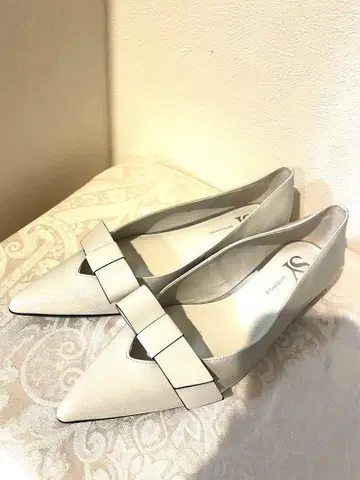 SY 유나이티드 애로우즈 스틸레토 펌프스 리본 아이보리