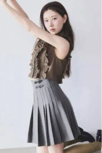 스나이델 슬리브리스 크롭 프릴 셔츠
