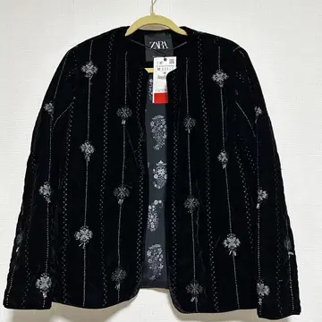 미사용 새상품 ZARA 자수 꽃무늬 자켓 M 사이즈 노카라 벨벳풍