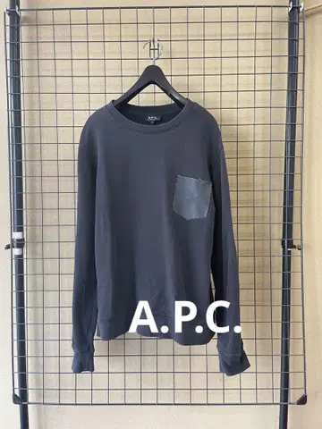 A.P.C. 아페쎄 인조 가죽 포켓 크루넥 맨투맨