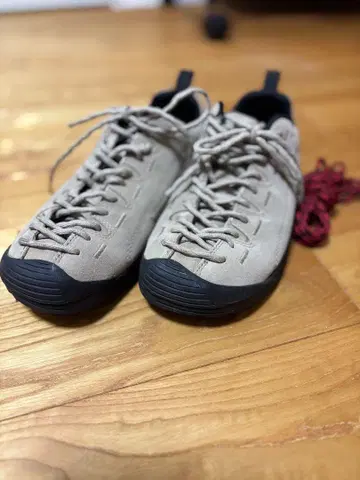 KEEN 베이지 스웨이드 스니커즈