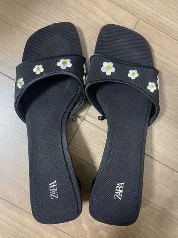 ZARA 꽃무늬 블랙 샌들 사이즈 36