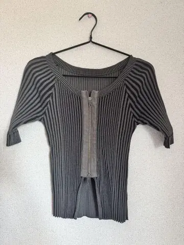 [ MOUSSY ] ZIP UP RIB 상의 블랙 x 그레이