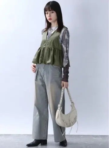 올리브색 프릴 달린 베스트