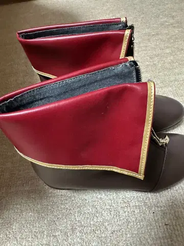 브라운과 빨간색 지퍼 부츠