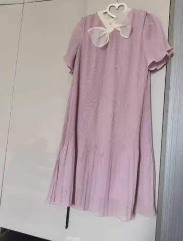 연보라 리본 포함 반팔 원피스