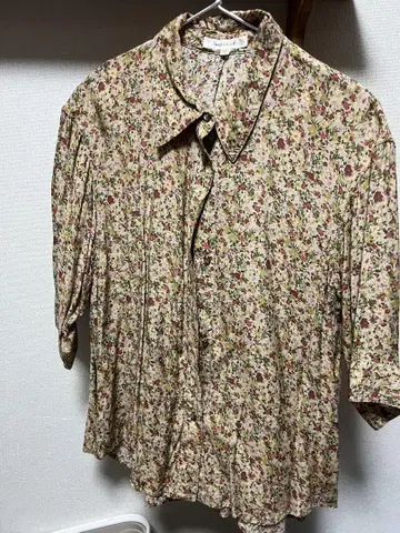 꽃무늬 반팔 셔츠 베이지 계열