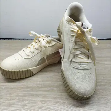 PUMA 크림색 가죽 스니커즈