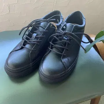 합성 피혁 블랙 스니커즈 22.5cm