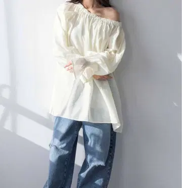 아이보리 오프숄더 셔츠