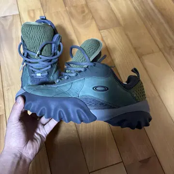 Oakley 올리브 그린 스니커즈