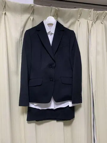 블랙 취업 정장 타이트 스커트와 셔츠 포함