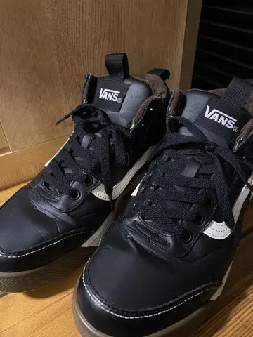VANS 블랙 하이컷 워크 부츠 V5101