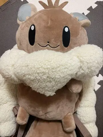 버튼의 이브이 백팩