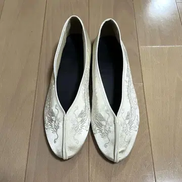 beams 아이보리 자수 플랫슈즈