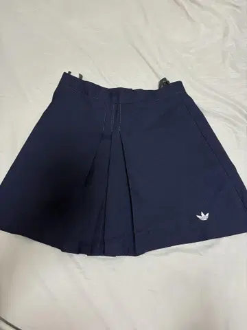 아디다스 플리츠 미니 스커트 네이비