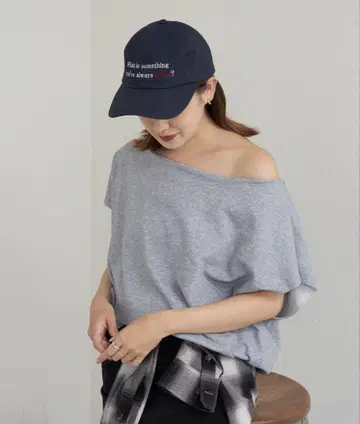 프렌치 슬리브 오프숄더 맨투맨