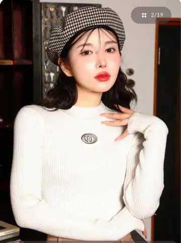 다리치 D 모티브 숏 니트탑