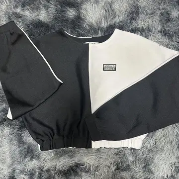 adidas 크롭 맨투맨 XS 블랙 화이트