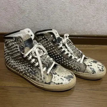 GIACOMORELLI! 스터드 장식 스네이크 스킨풍 스니커즈
