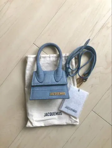 JACQUEMUS 라이트 블루 미니 숄더백