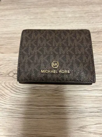 MICHAEL KORS 이단 접이식 지갑 모노그램