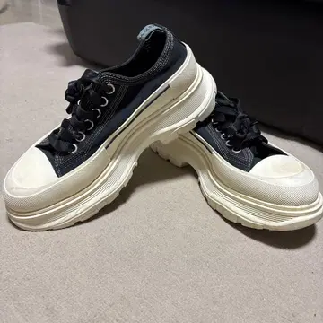 McQUEEN 블랙스니커즈 통굽
