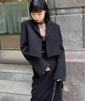 [ LVEU. ] 플레어 커프스 크롭 자켓
