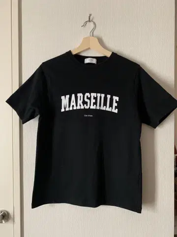 SLOBE MARSEILLE 로고 T셔츠 블랙:SLOBE IENA