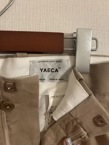 YAECA 베이지 치노 팬츠