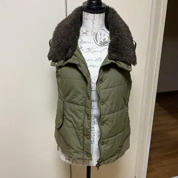 올리브 그린 다운 베스트 퍼 포함