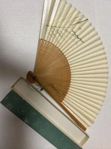 크림색 부채 대나무와 종이 소재 박스 포함