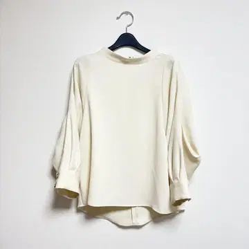 새상품급 TONAL 밴드 카라 볼륨 슬리브 블라우스 화이트 계열 38